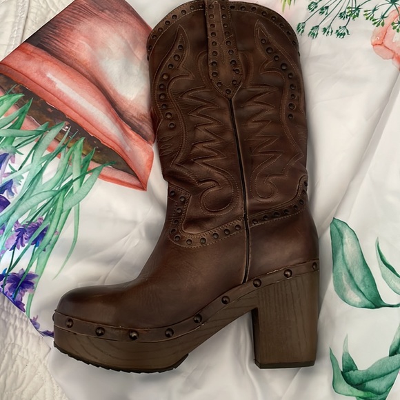 Ariat cowboy boots - Picture 2 of 14